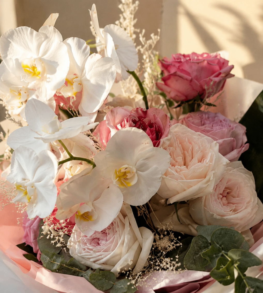 Blanc Rosé – Buchet cu orhidee și trandafiri - imagine 2