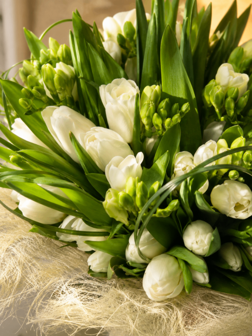 Blanc Verdure – Buchet cu lalele și frezii - imagine 2