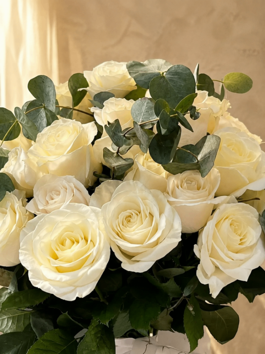 Ivory Eucalyptus – Buchet cu trandafiri albi - imagine 2