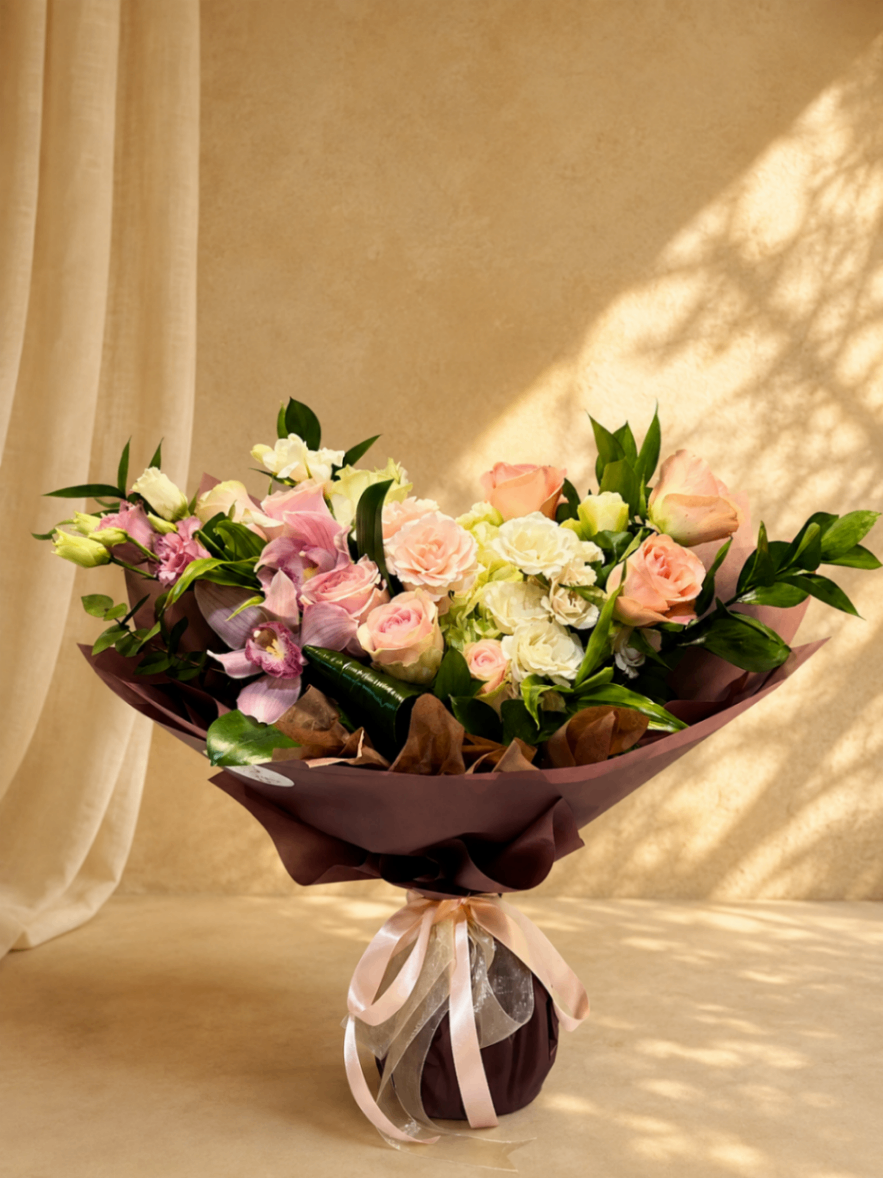 Cocoa Blush – Buchet cu trandafiri și orhidee