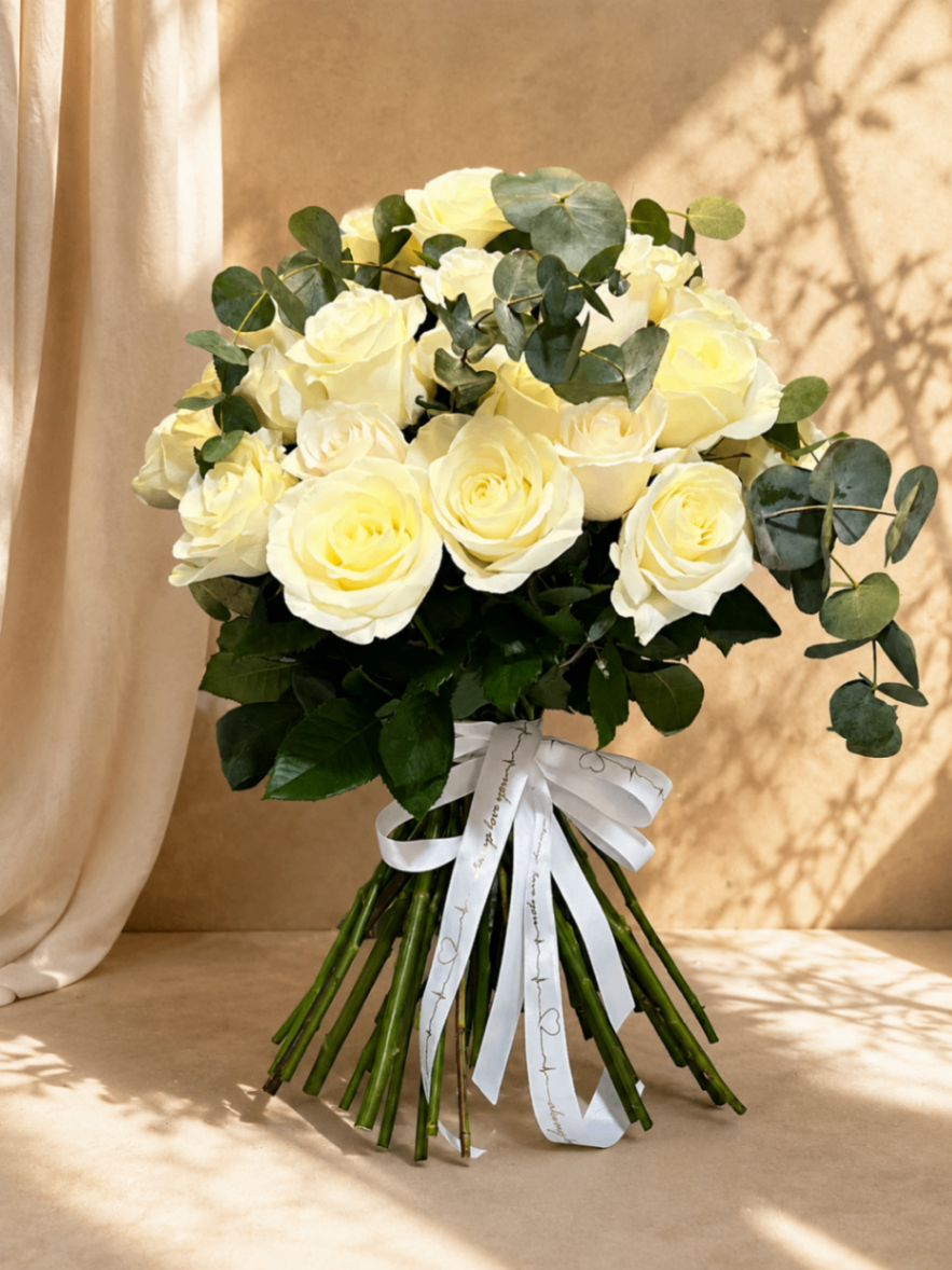 Ivory Eucalyptus – Buchet cu trandafiri albi