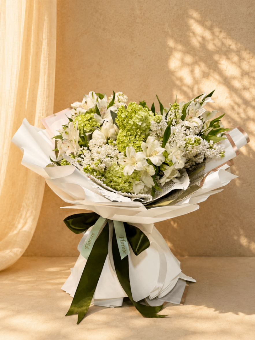 Ivory Meadow – Buchet alb-verde cu hortensie