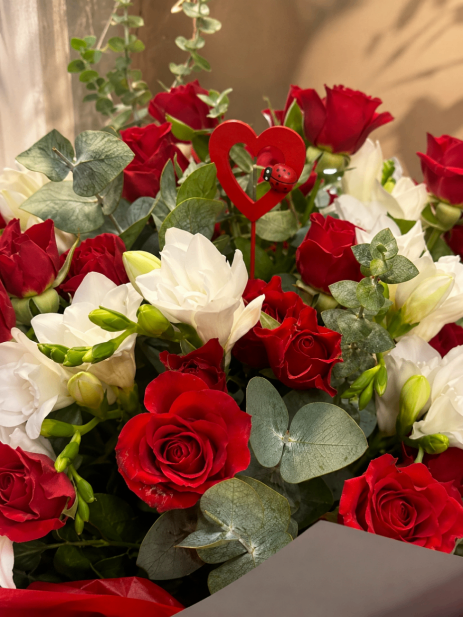 Rouge Équilibre – Buchet cu trandafiri și frezii - imagine 2