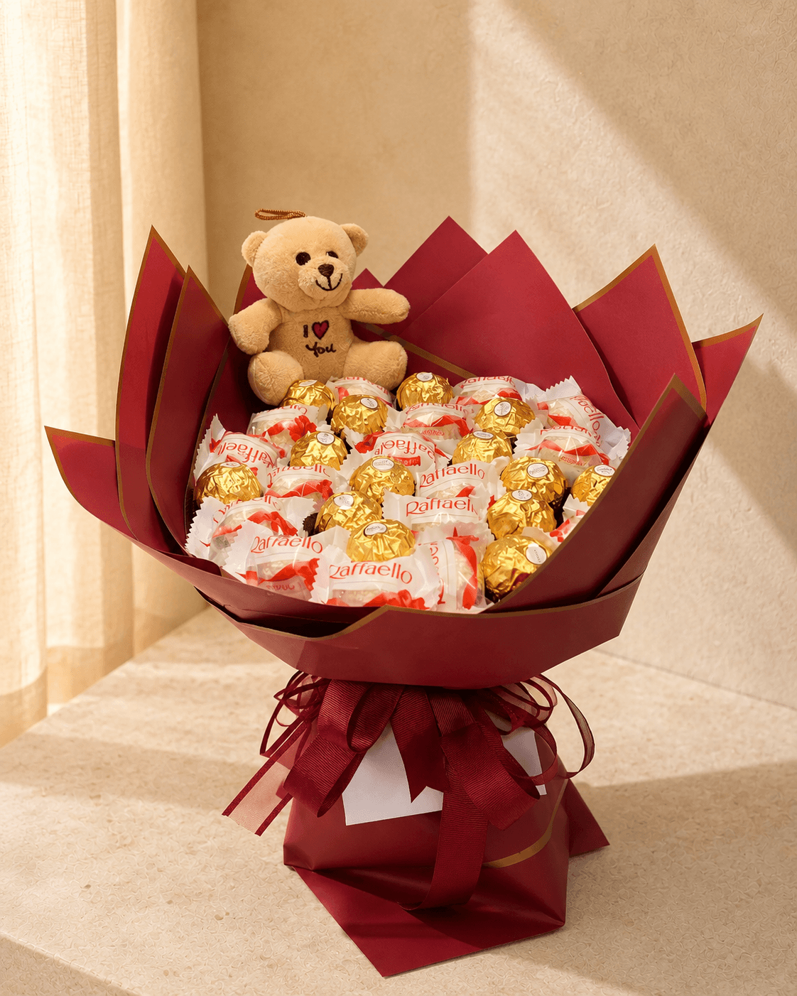 Dolce Bordeaux – Buchet cu praline și ursuleț