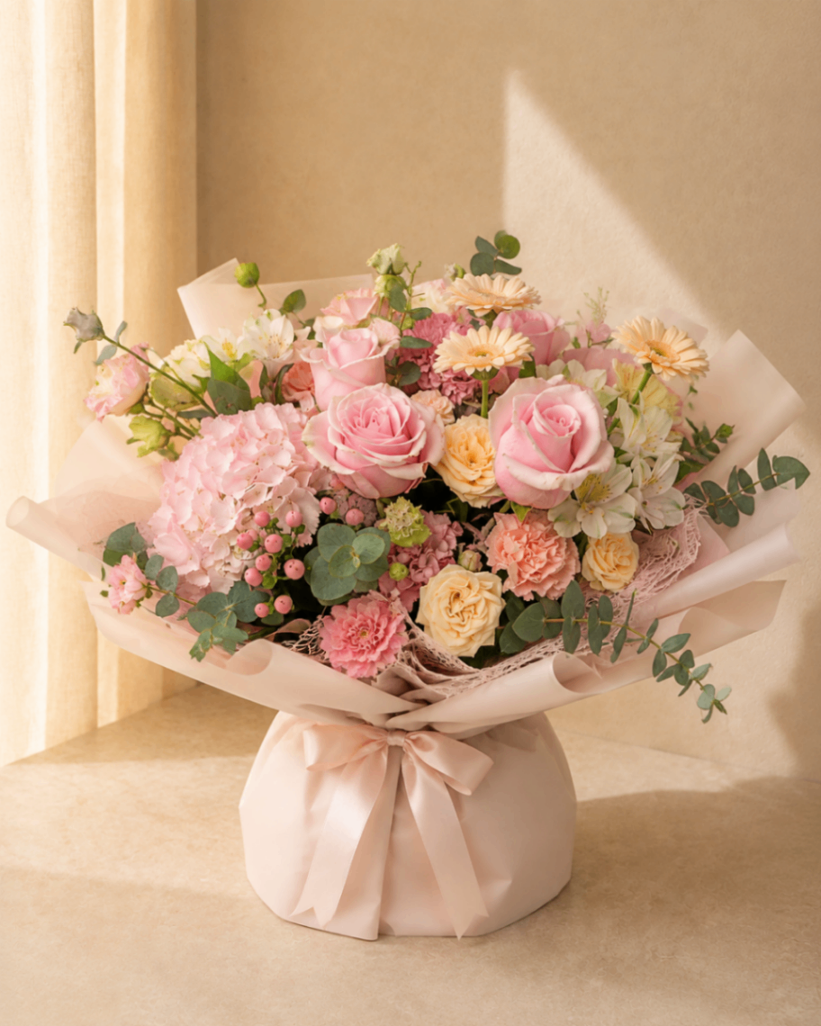 Pêche Rosée – Buchet cu hortensie și trandafiri