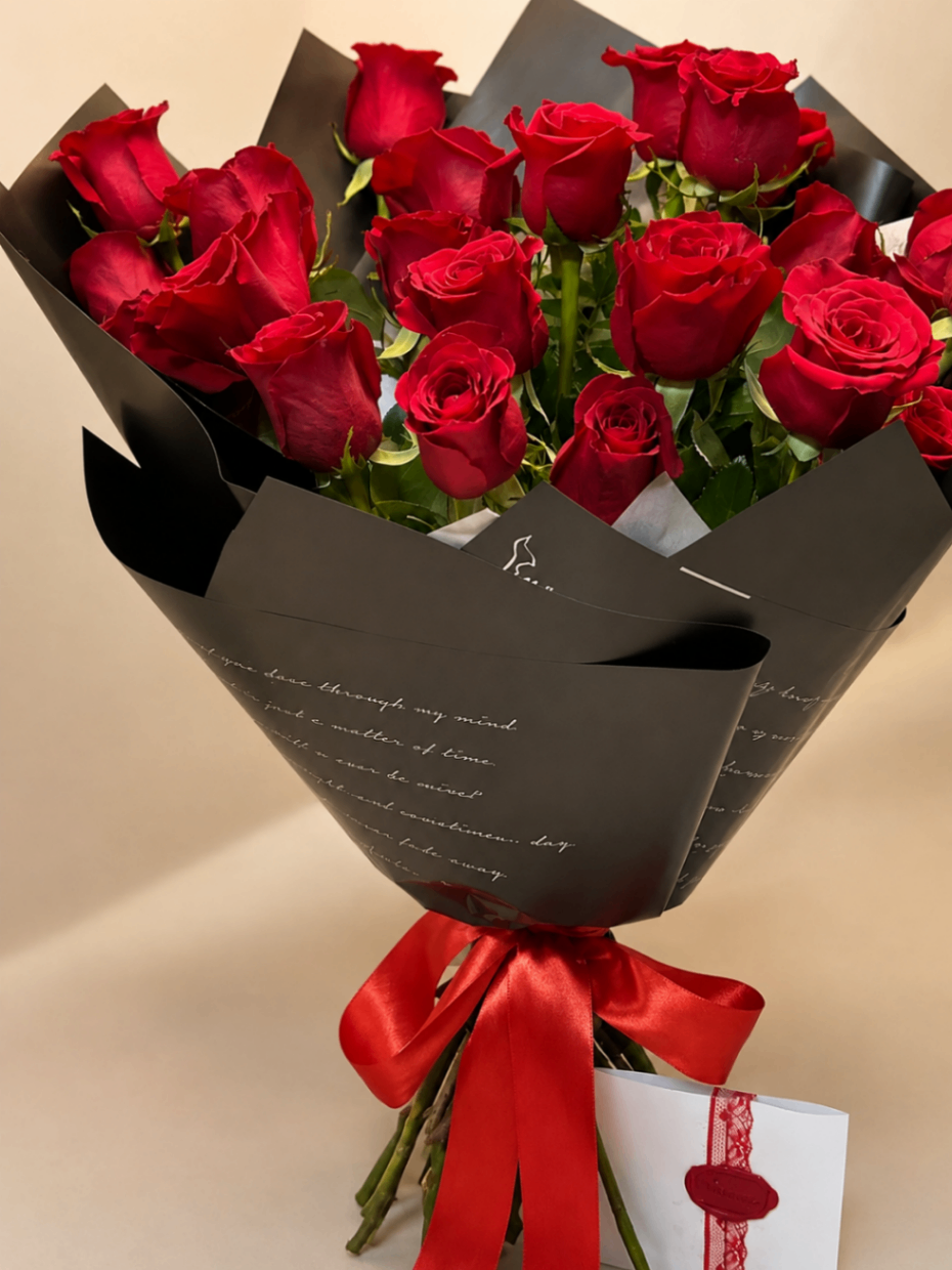 Noir Rouge – Buchet cu trandafiri roșii - imagine 2