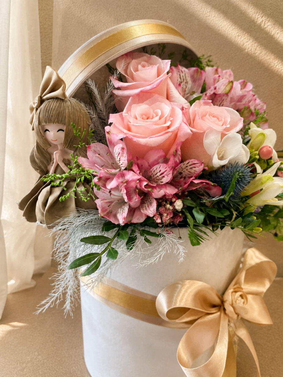 Mademoiselle Rose – Aranjament floral cu păpușă - imagine 2