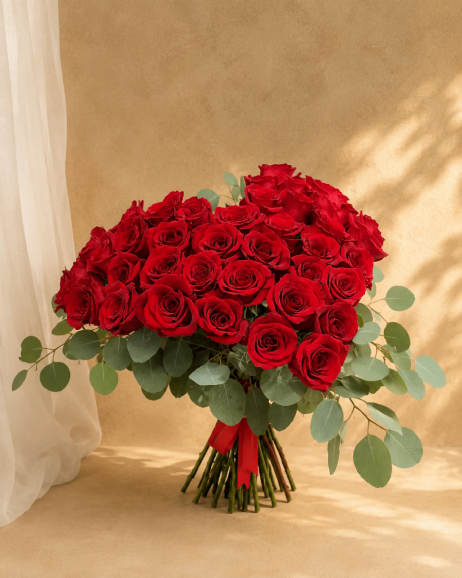 Grand Amour – Buchet Luxury cu trandafiri și eucalipt