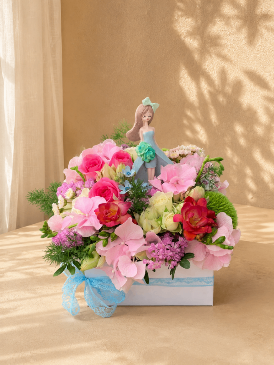 Mademoiselle Ciel – Aranjament floral cu păpușă