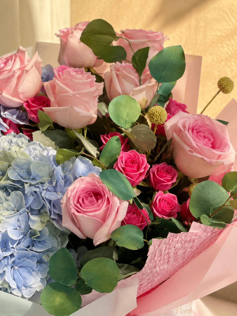 Bleu Rosé – Buchet cu hortensie și trandafiri - imagine 2