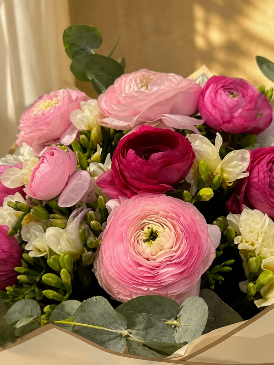 Ranunculus Berry – Buchet de sezon roz-bordo - imagine 2